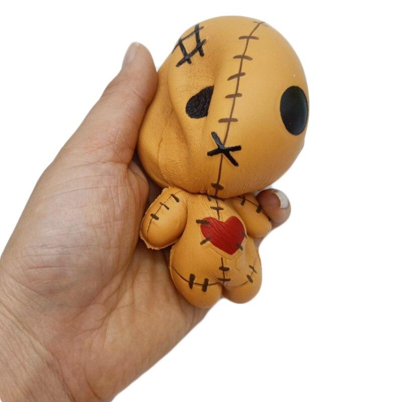 squishy poupée vaudou dans la main