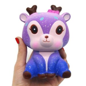Squishy cerf galaxy dans la main