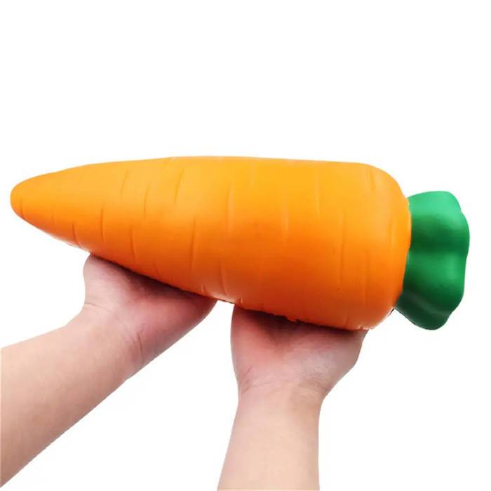 squishy géant carotte dans les mains