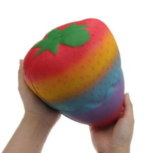 squishy geant fraise multicolore dans les mains
