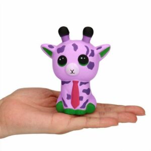 squishy girafe dans la main