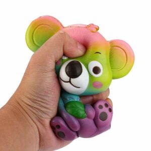 squishy koala multicolore dans la main