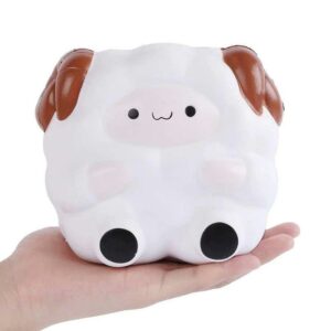 Squishy mouton dans une main
