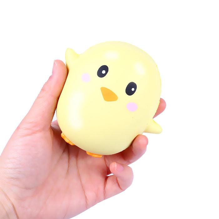 squishy poussin dans la main