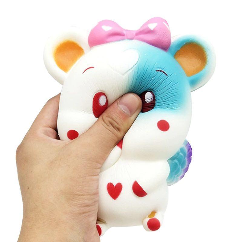 squishy souris blanc dans la main