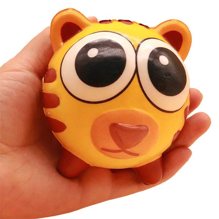 squishy tigre balle dans la main